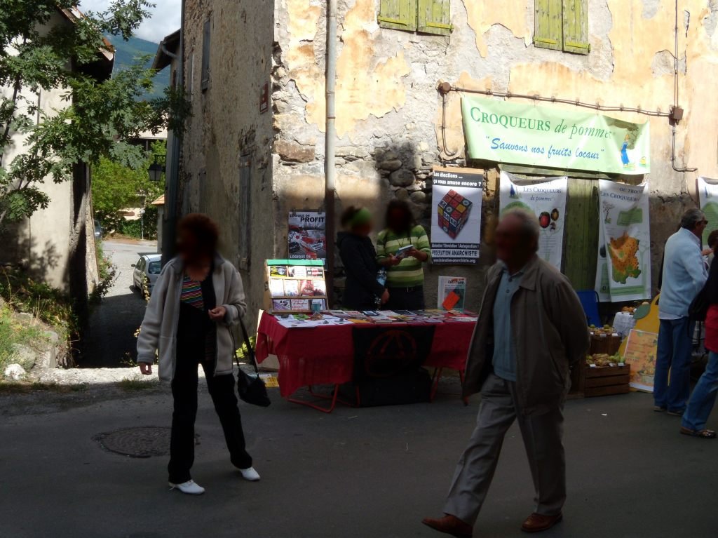 avec des gens derrière